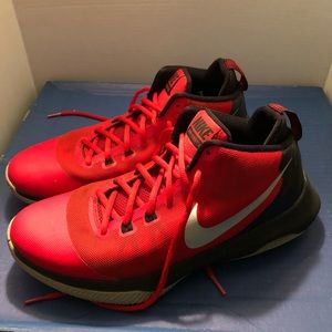 Nike Air Versatile Men’s Basketball Shoes, S/10.5